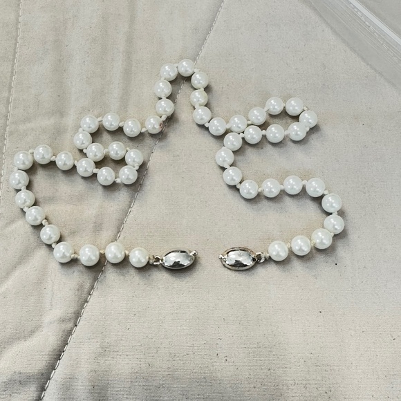 Faux White Pearl Necklace, Silver Tone Magnetic Clasp. 14” Long - Picture 6 of 13